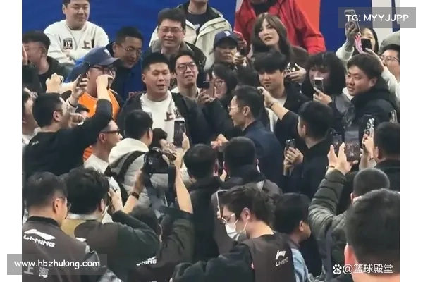 沪疆大战情深意重 刘炜与沪迷告别并喊话下赛季激情再战 沪疆大战情深意重 刘炜与沪迷告别并喊话下赛季激情再战